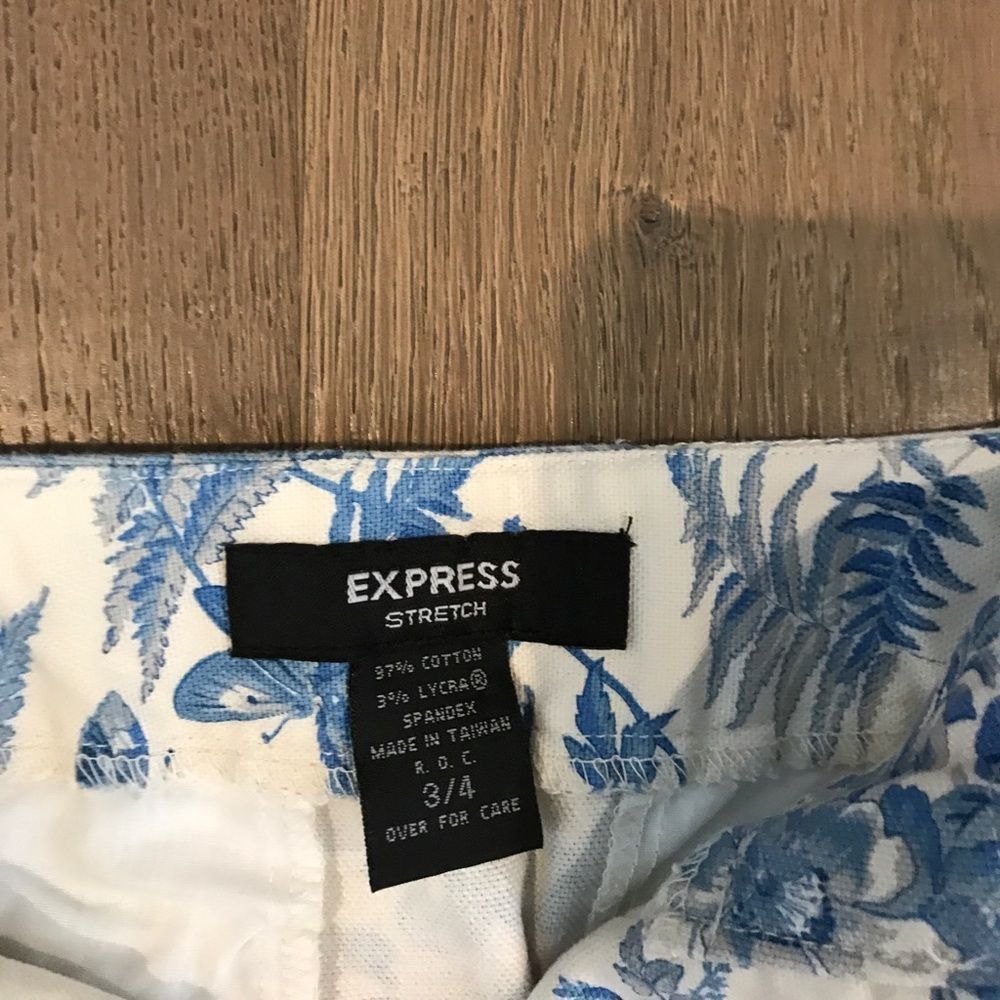 💜Host Pick💜Express Stretch Floral Skirt 💜 - Picture 2 of 3